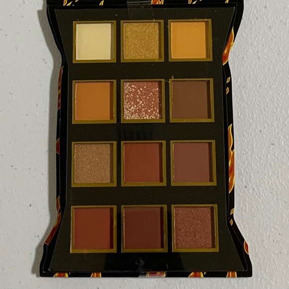 Taste Beauty x Flamin’ Hot Crunchy Cheetos Eyeshadow Palette & Brush Set-New - Picture 2 of 9